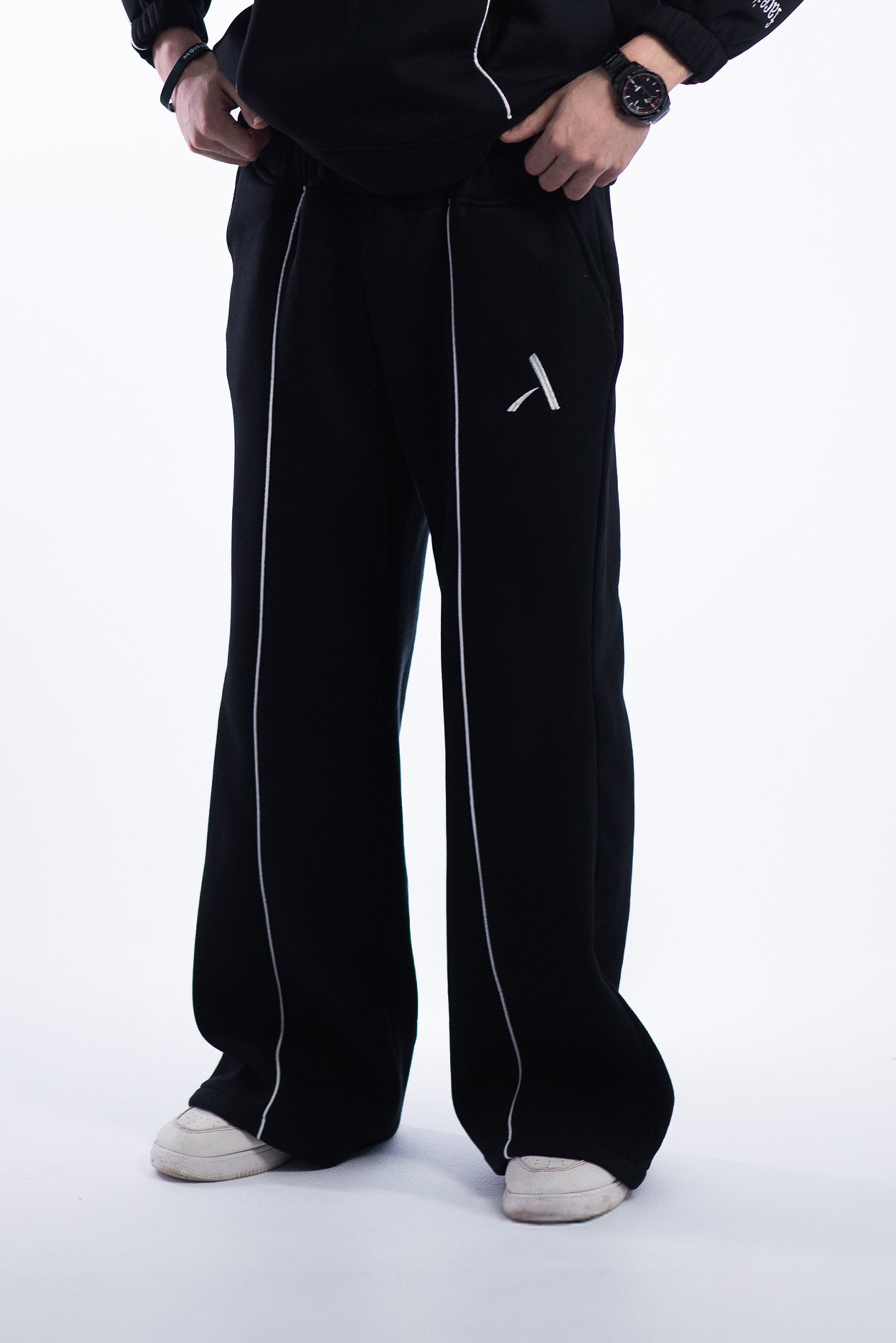 BLACK SWEATPANTS